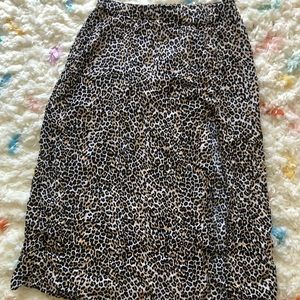 Leopard print midi skirt w/ side slit !